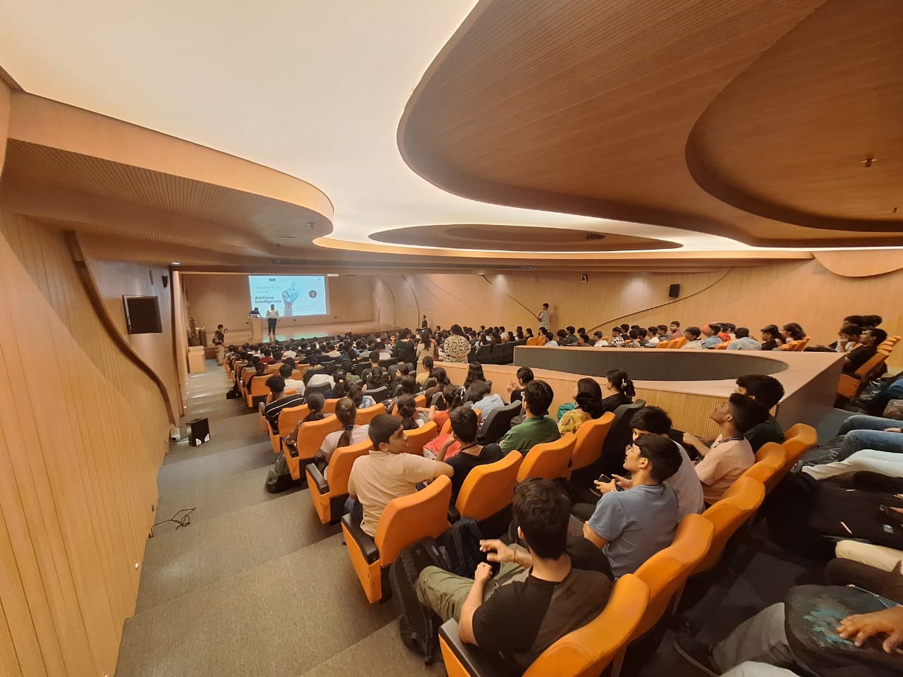 Large audience attending an artificial intelligence learning forum